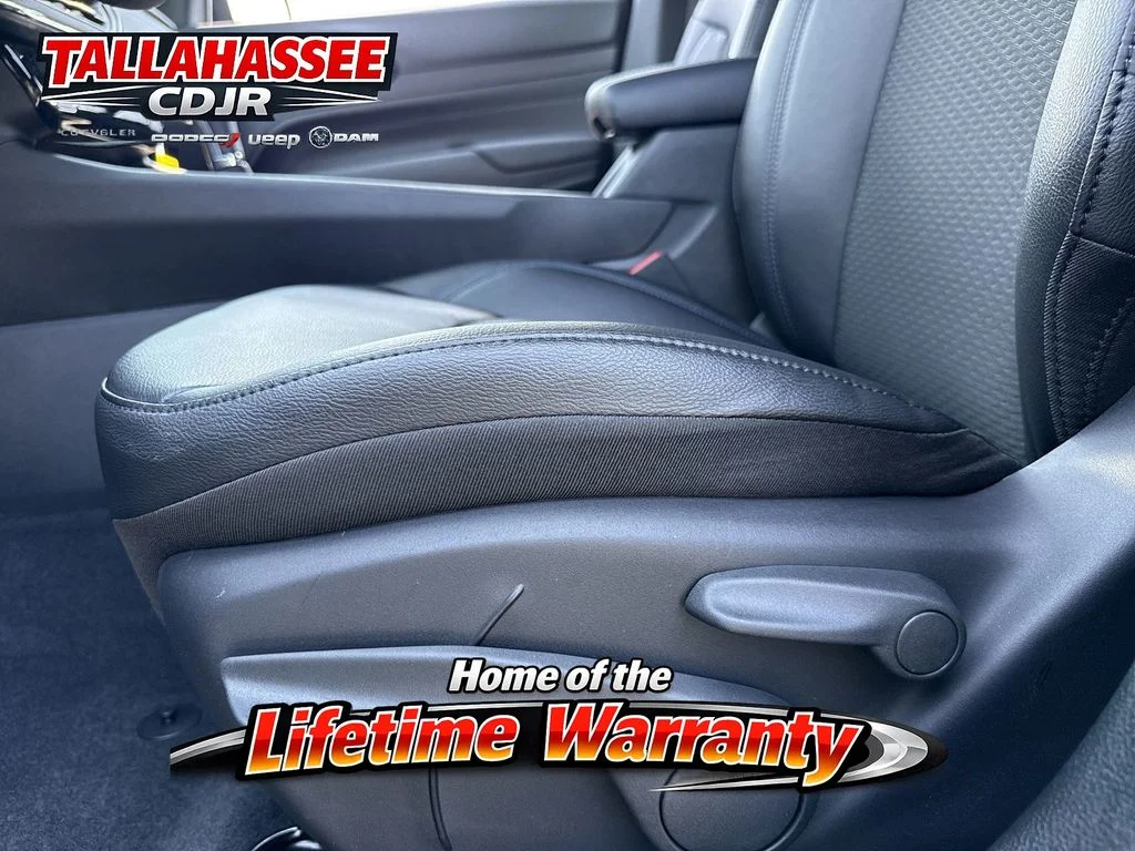 New 2026 Diamond Black Crystal Pearlcoat Jeep Latitude image 15