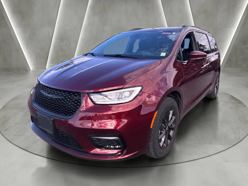 Used 2022 Red Chrysler Touring L image 7