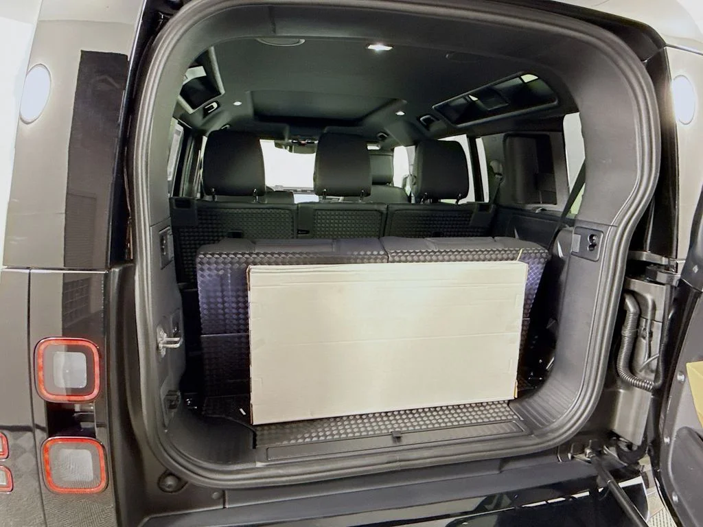 New 2026 Santorini Black Metallic Land Rover X-Dynamic SE image 28