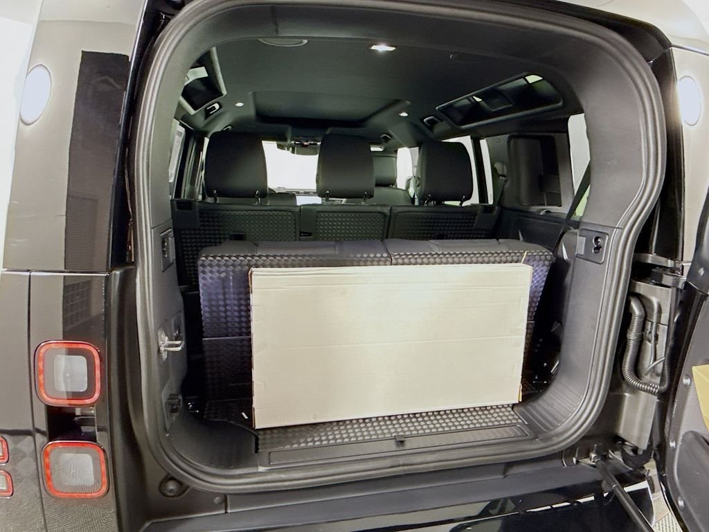 New 2026 Santorini Black Land Rover X-Dynamic SE image 28