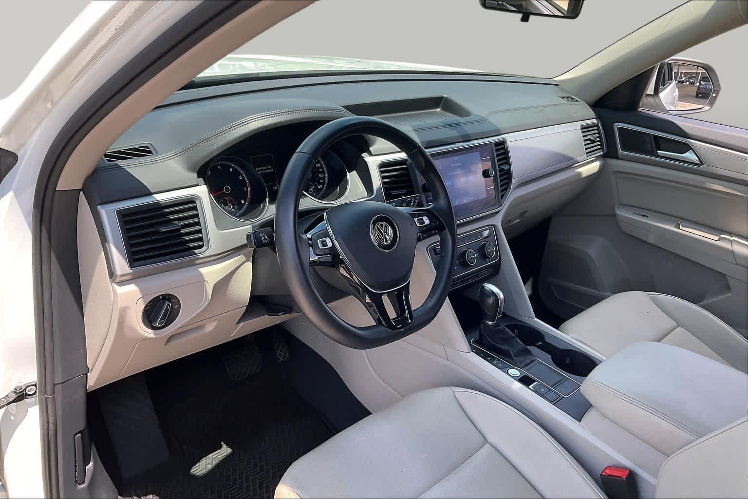 Used 2019 Pure White Volkswagen 3.6L V6 SE image 17