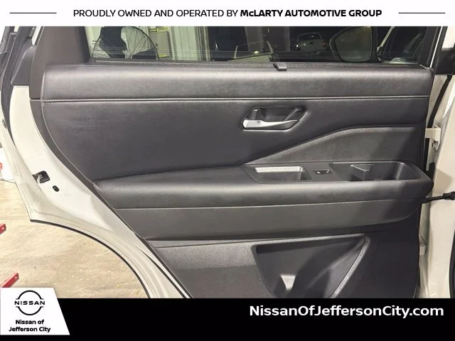 Used 2022 White Nissan SL image 16