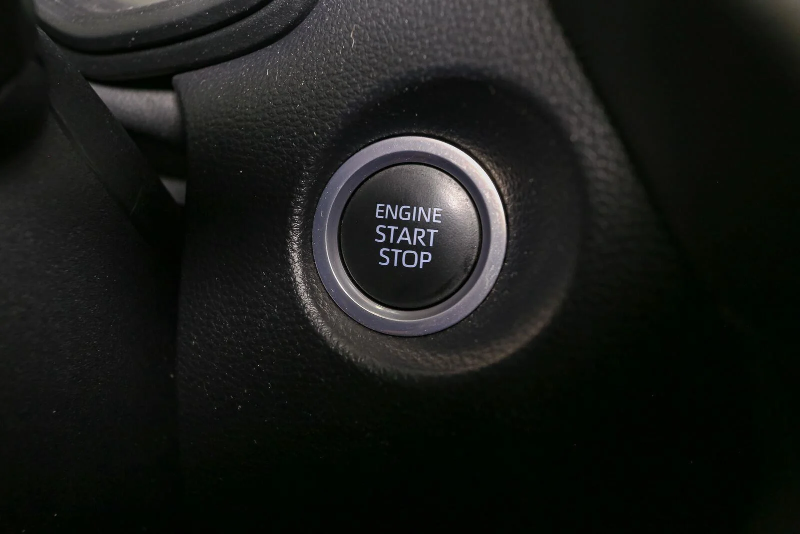 Used 2022 Wind Chill Pearl Toyota LE image 33