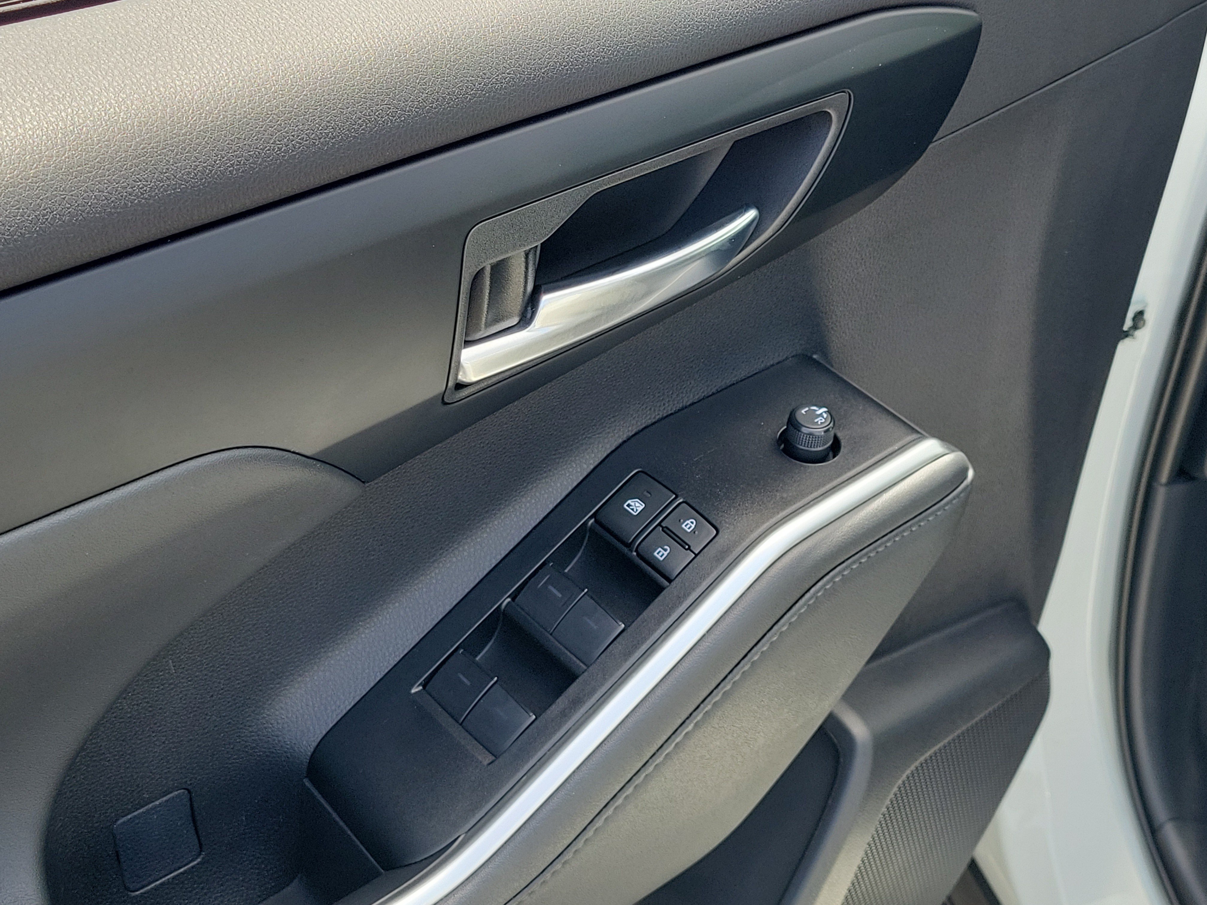 Used 2025 Pearl Toyota XLE image 19