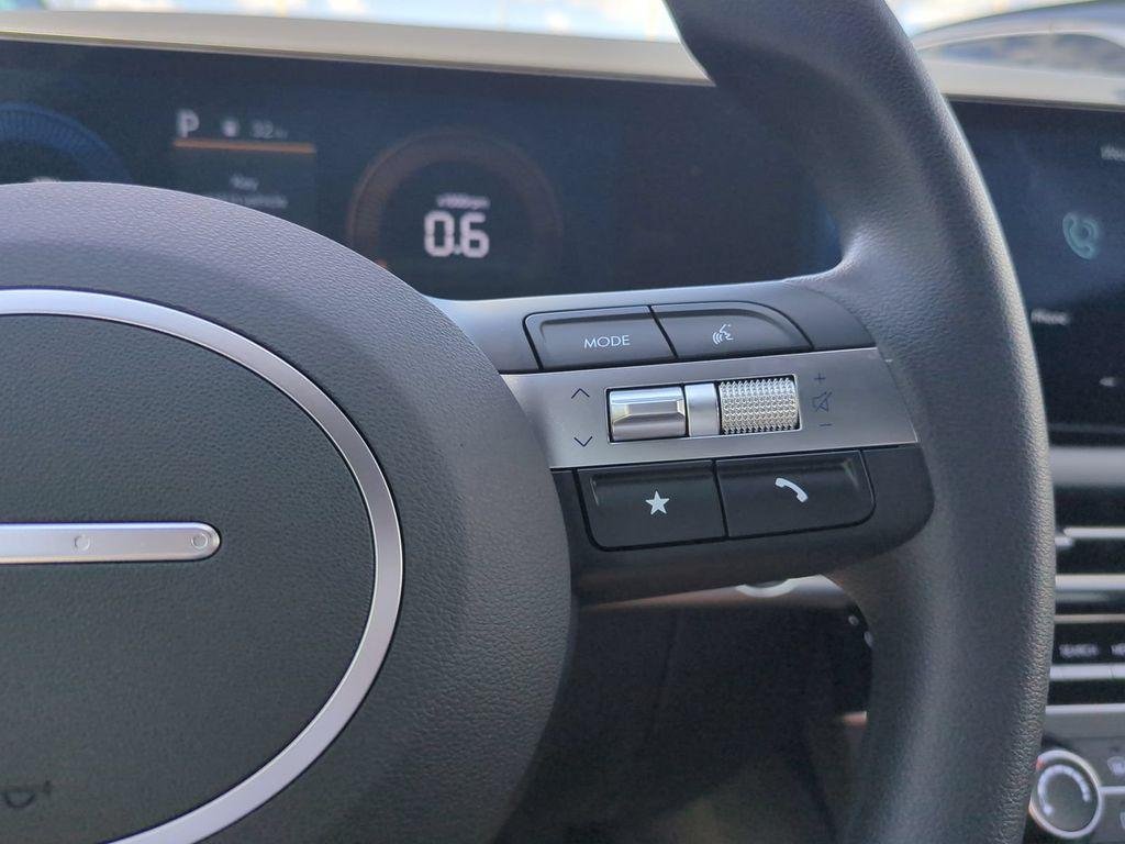 New 2027 White Hyundai SE FWD image 31