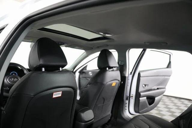 2025 Hyundai Elantra Limited - Photo 52