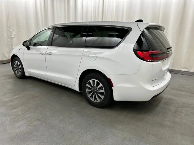 Used 2023 White Chrysler Touring L image 3