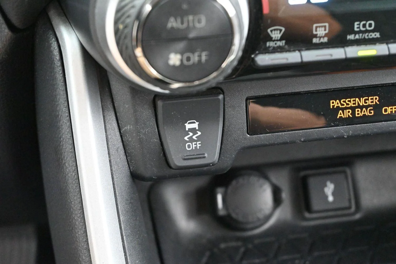 Used 2022 White Toyota XLE image 24