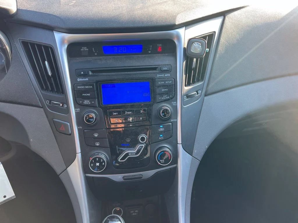 Used 2013 Gray Hyundai GLS image 11