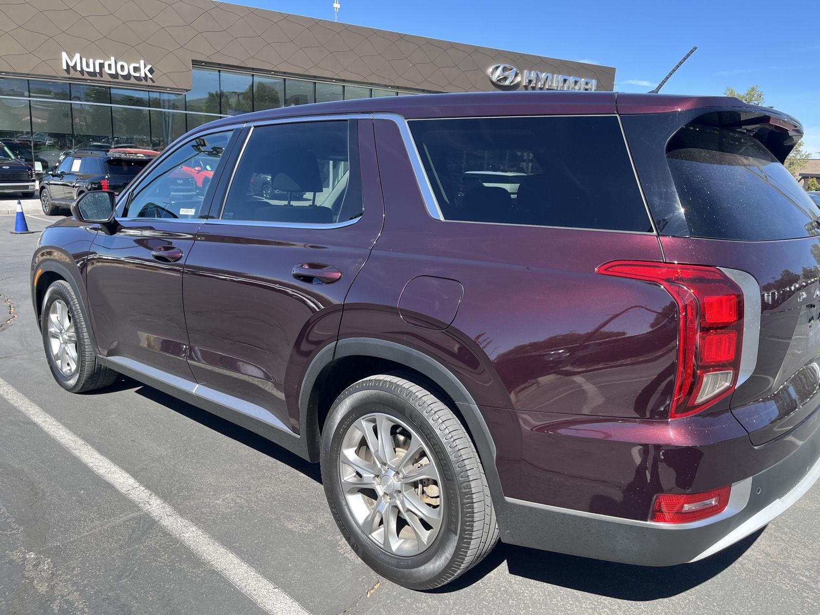 Used 2022 Sierra Burgundy Hyundai SE image 5