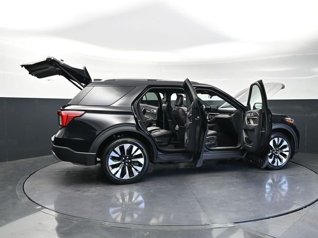Used 2025 Black Metallic Ford Platinum image 41