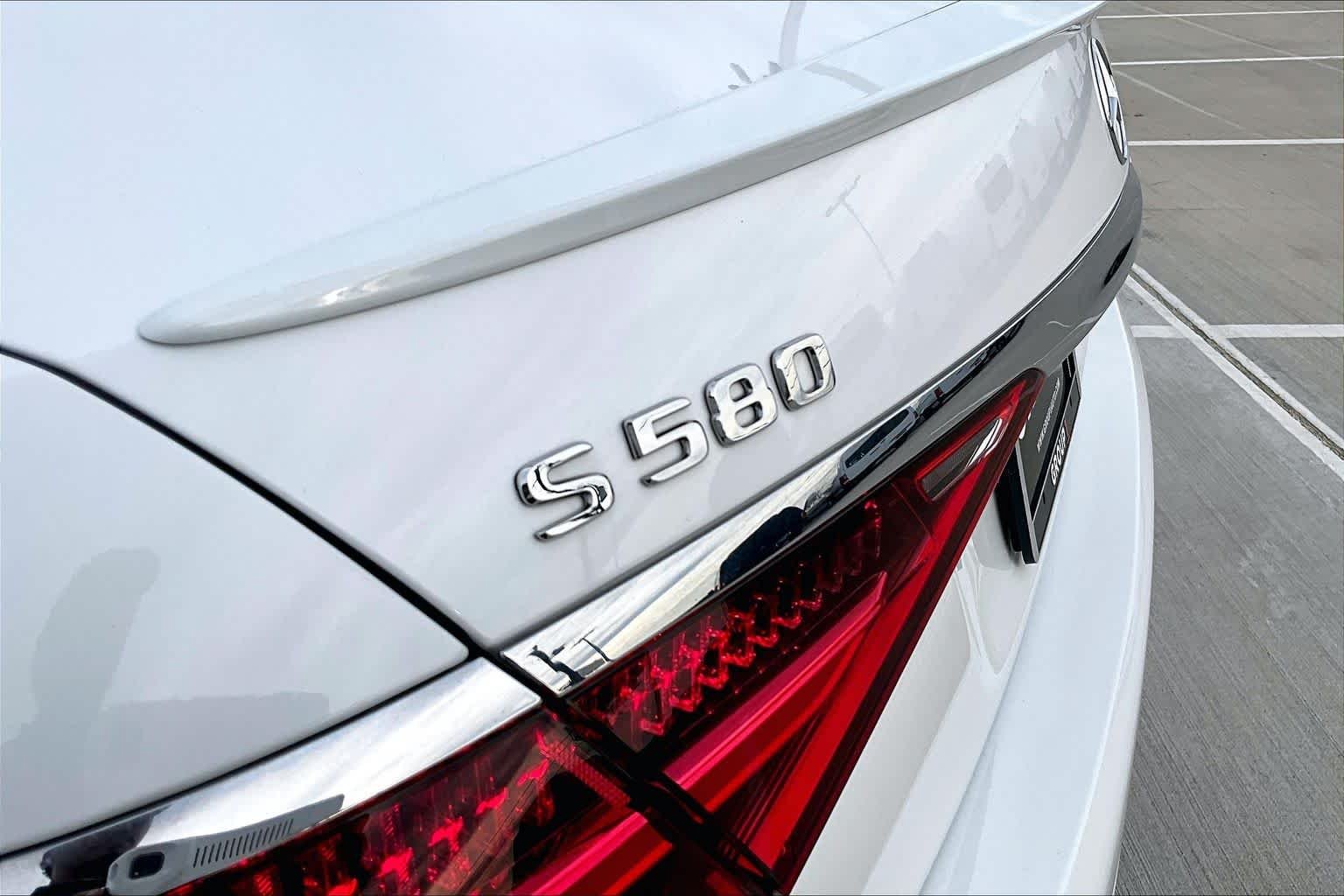 Used 2024 MANUFAKTUR Moonlight White Metallic Mercedes-Benz S 580 image 28