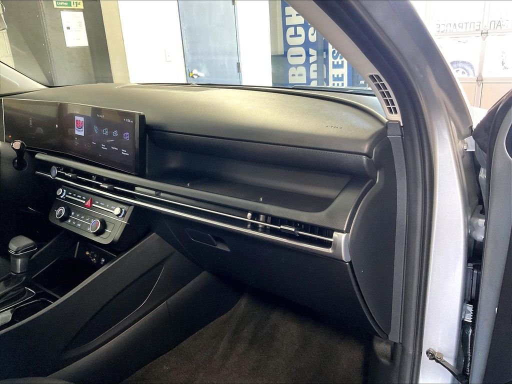 Used 2025 Silver Hyundai SE image 13