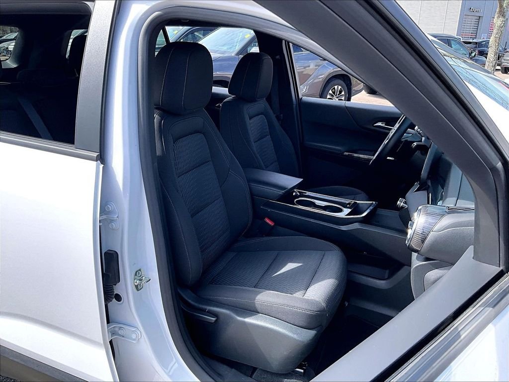 Used 2025 White Chevrolet LT image 11