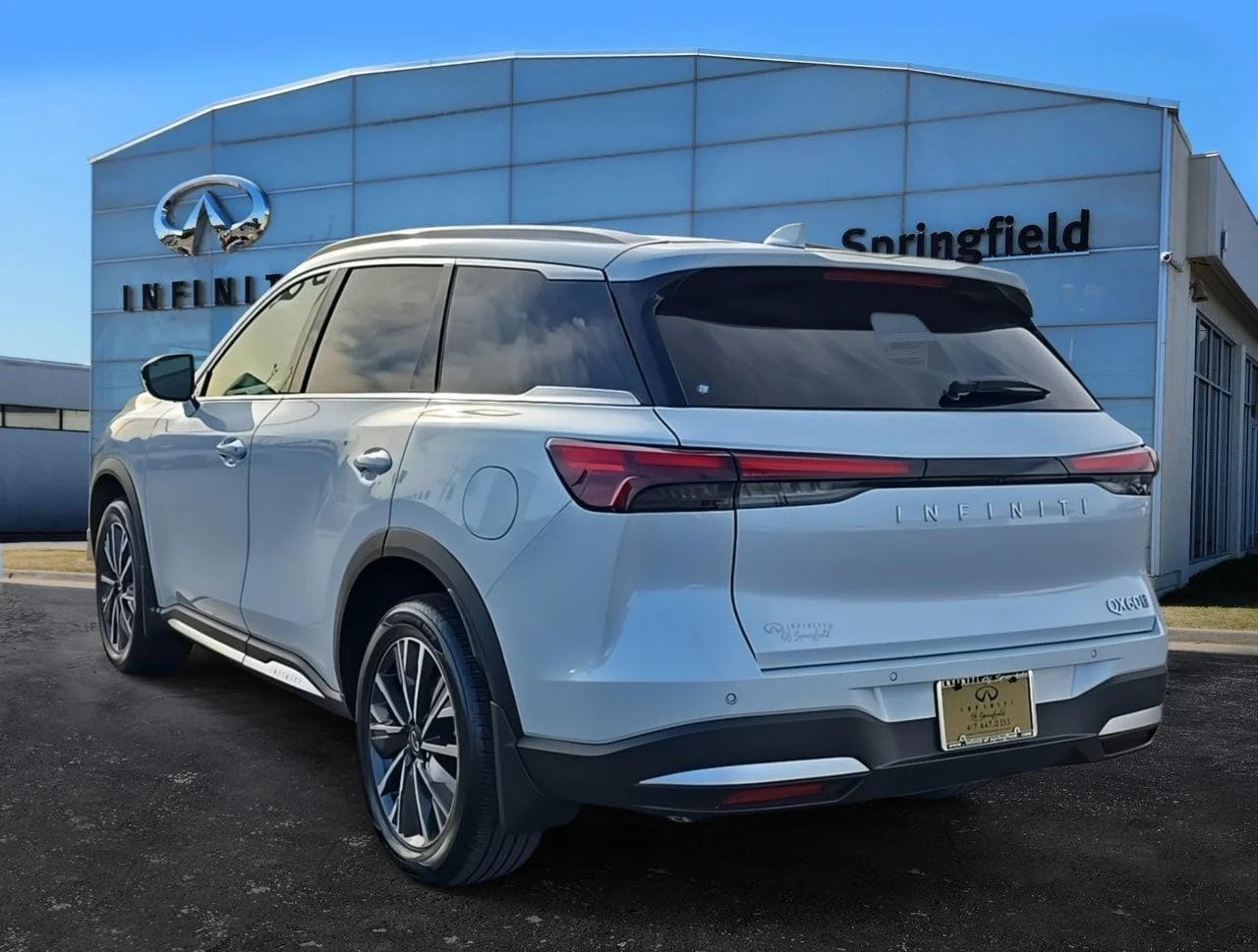 New 2026 RADIANT WHITE INFINITI Luxe AWD image 4