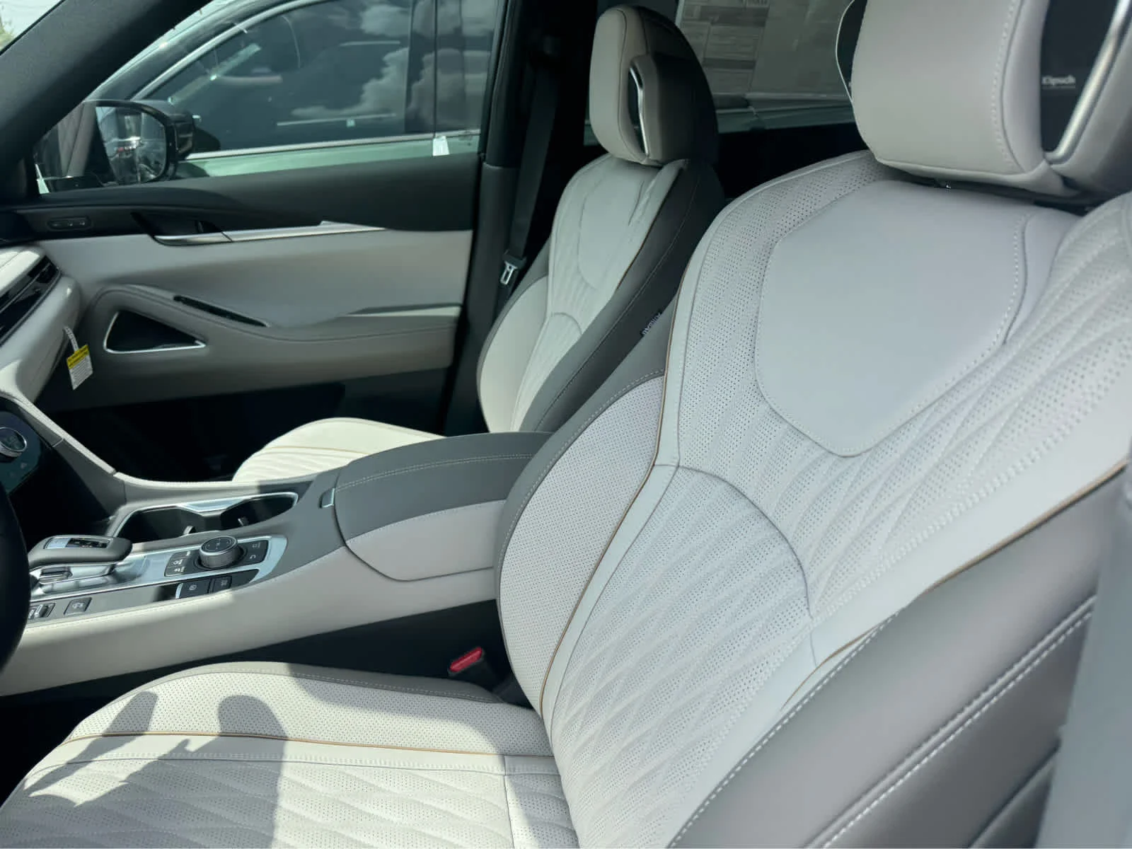Certified Used 2027 Radiant White/Black Obsidian INFINITI AUTOGRAPH image 8