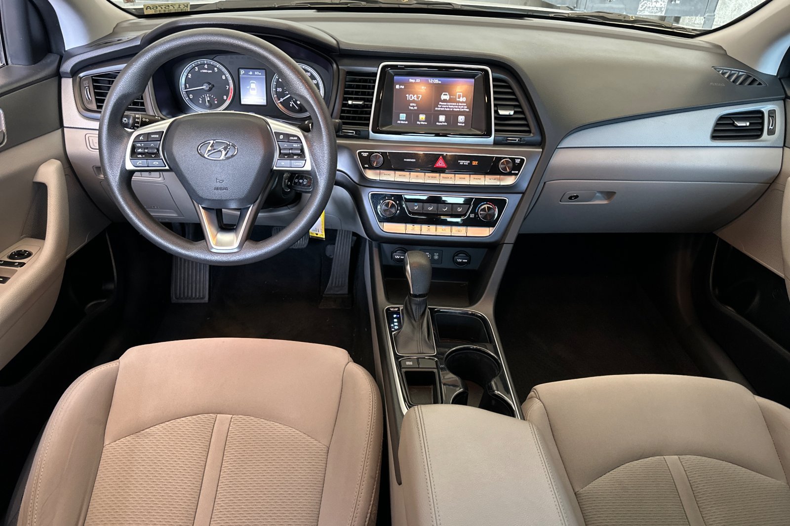 Used 2018 Silver Hyundai SE image 14