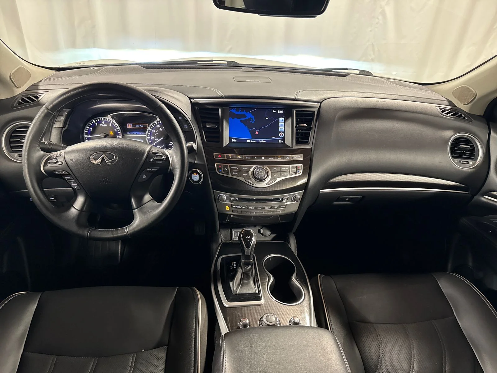 Used 2019 White INFINITI LUXE image 4