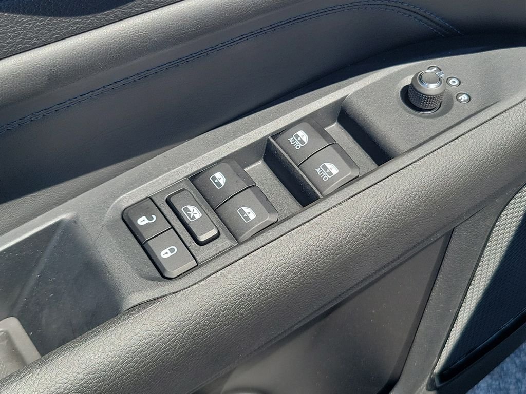 New 2026 Bright White Clearcoat Jeep Latitude image 18
