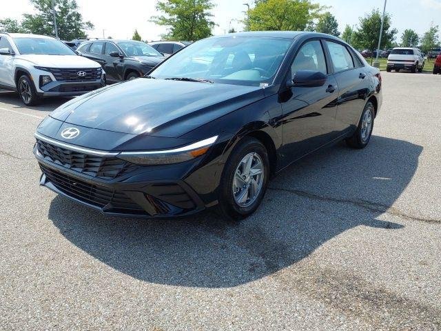 New 2026 Abyss Black Hyundai SE image 2