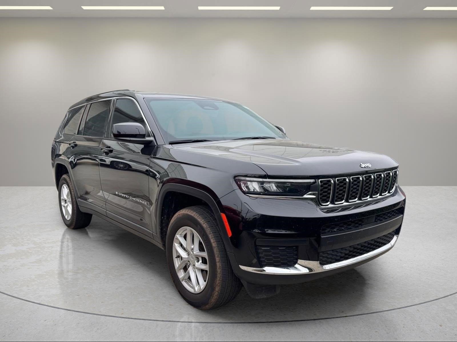 Used 2025 Diamond Black Crystal Pearlcoat Jeep Laredo X image 5