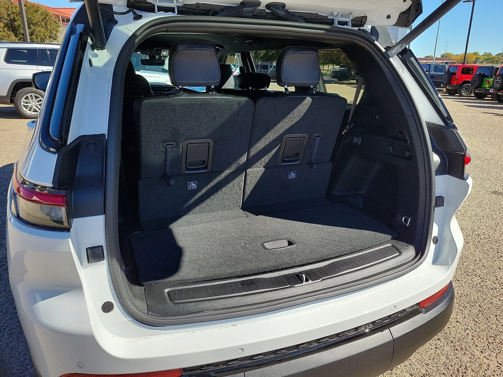 New 2025 PW7 Bright Whit Jeep L ALTITUDE 4X4 image 8