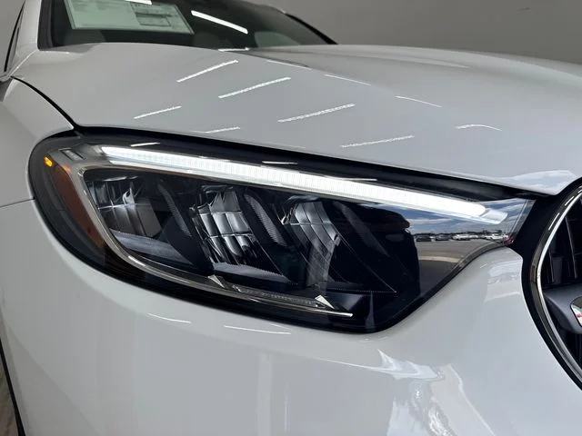 New 2027 White Mercedes-Benz GLC 300 image 33