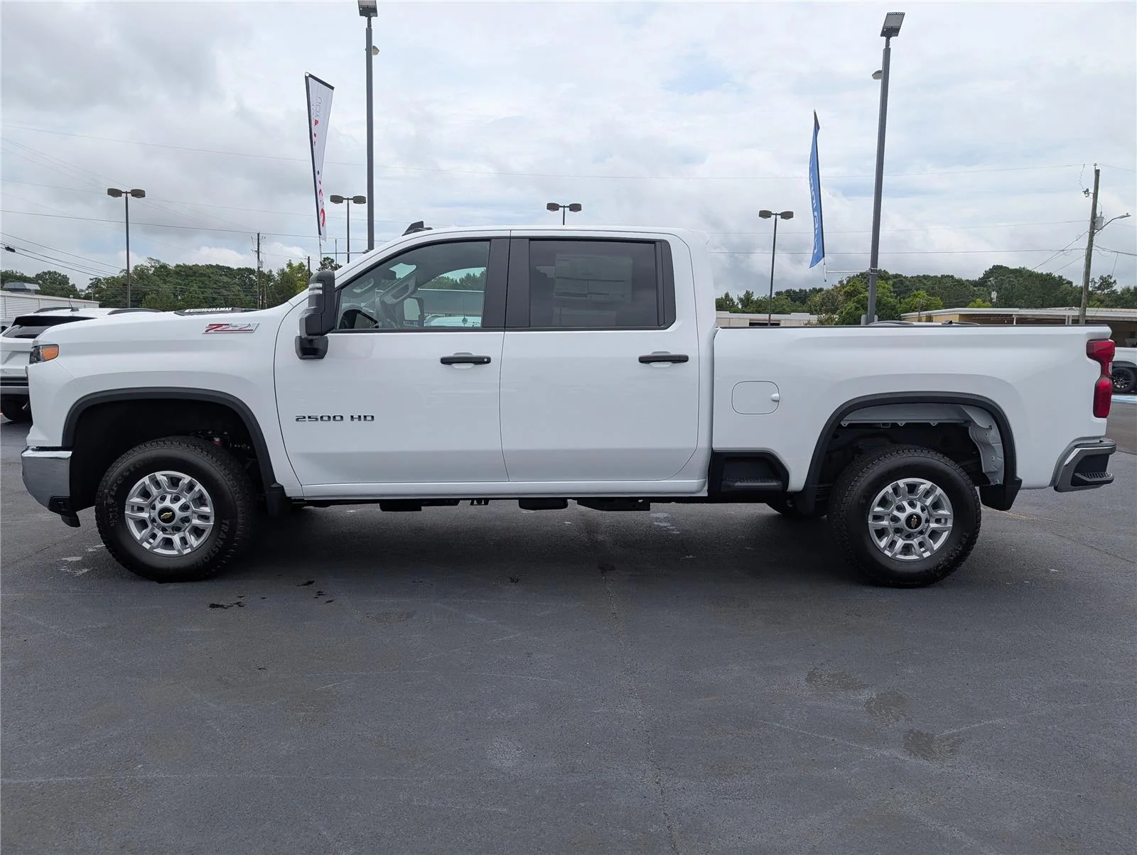 New 2026 Summit White Chevrolet WT image 6