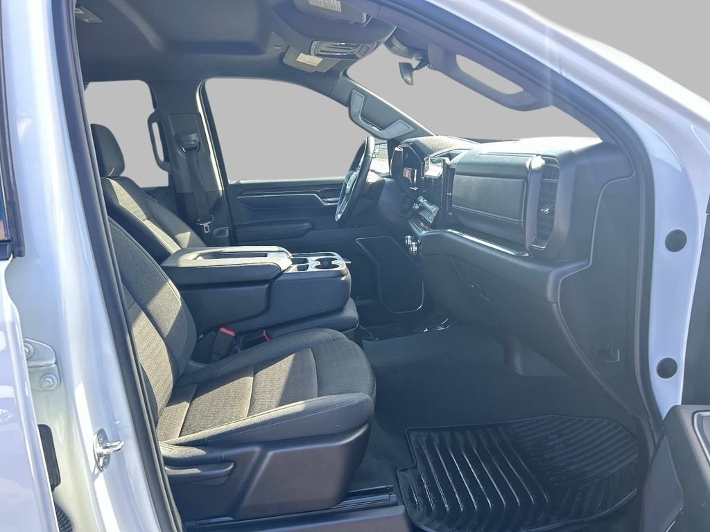 Used 2024 White GMC Elevation image 17