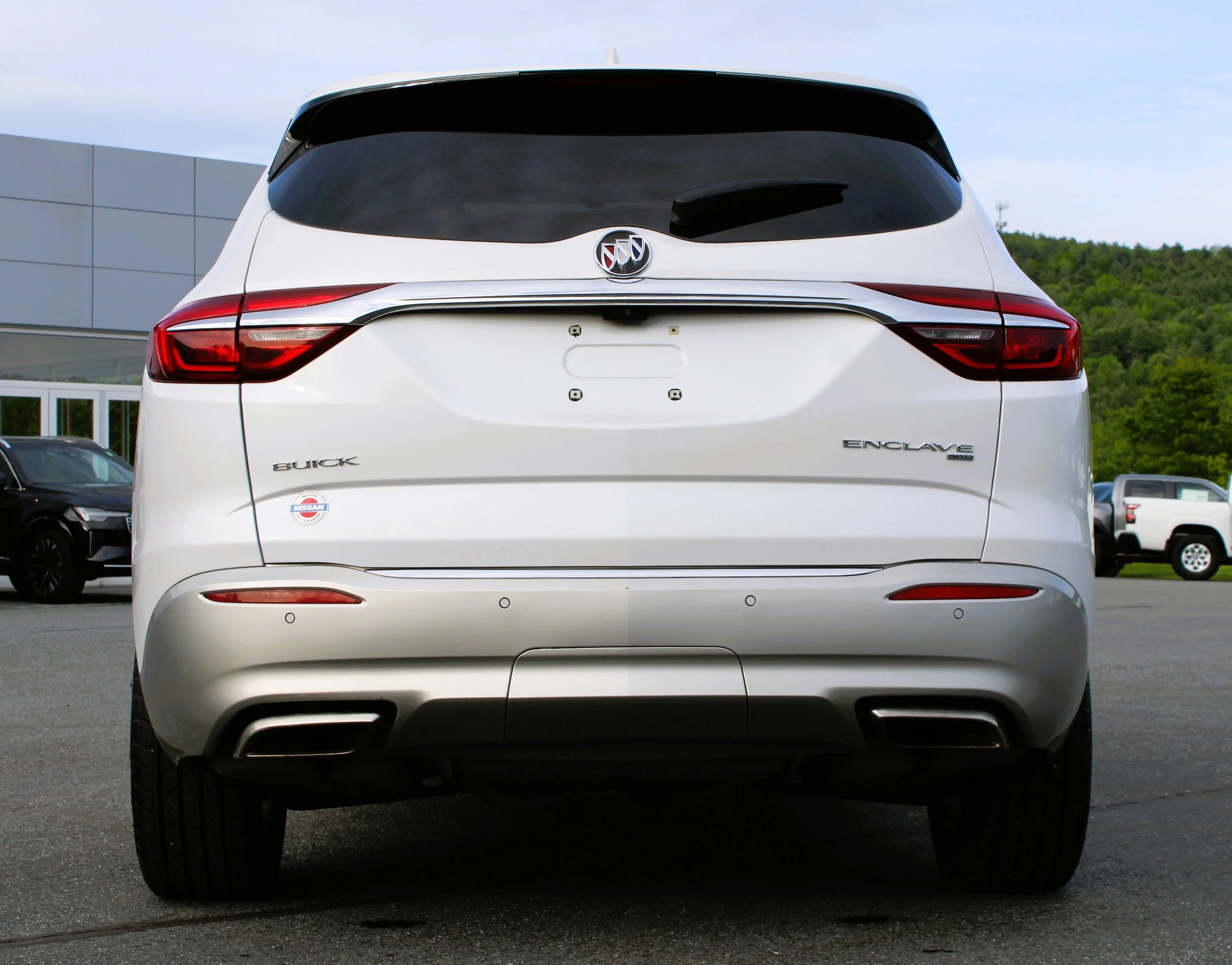 Used 2018 White Frost Tricoat Buick Premium image 9
