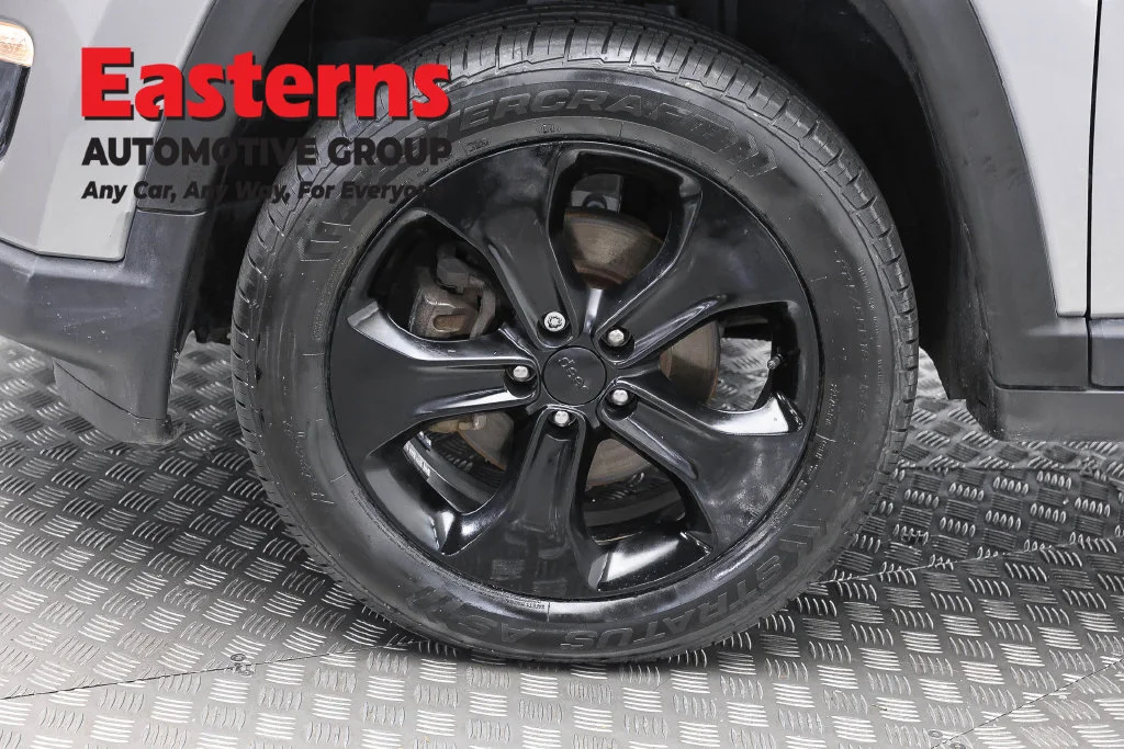 Used 2020 Silver Jeep Latitude image 33