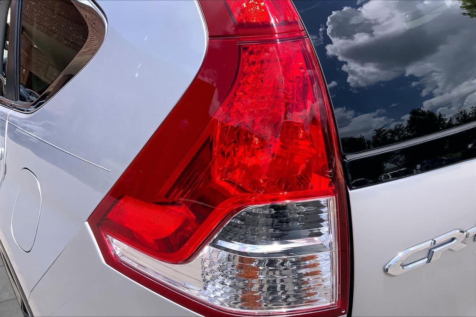 Used 2014 Alabaster Silver Metallic Honda EX-L image 28