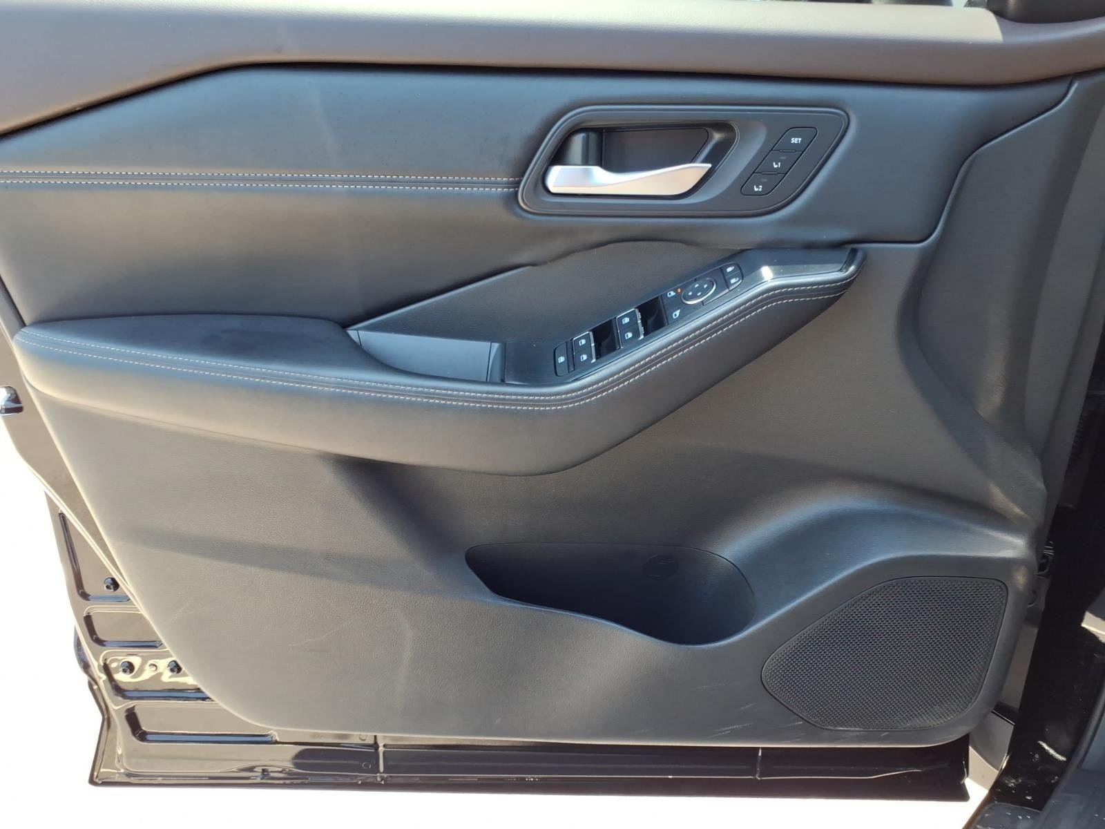 Used 2022 Super Black Nissan SL image 28