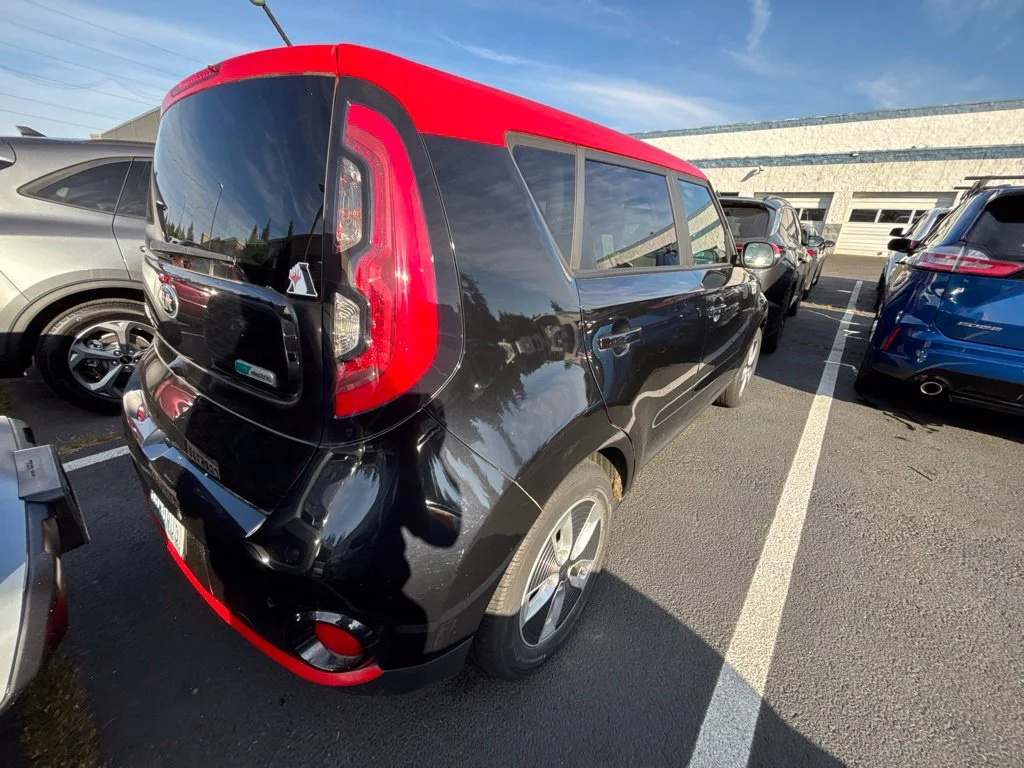 Used 2018 Shadow Black Kia Plus image 3