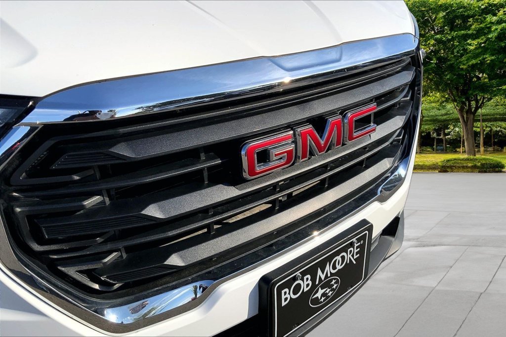 Used 2024 White GMC SLE image 29