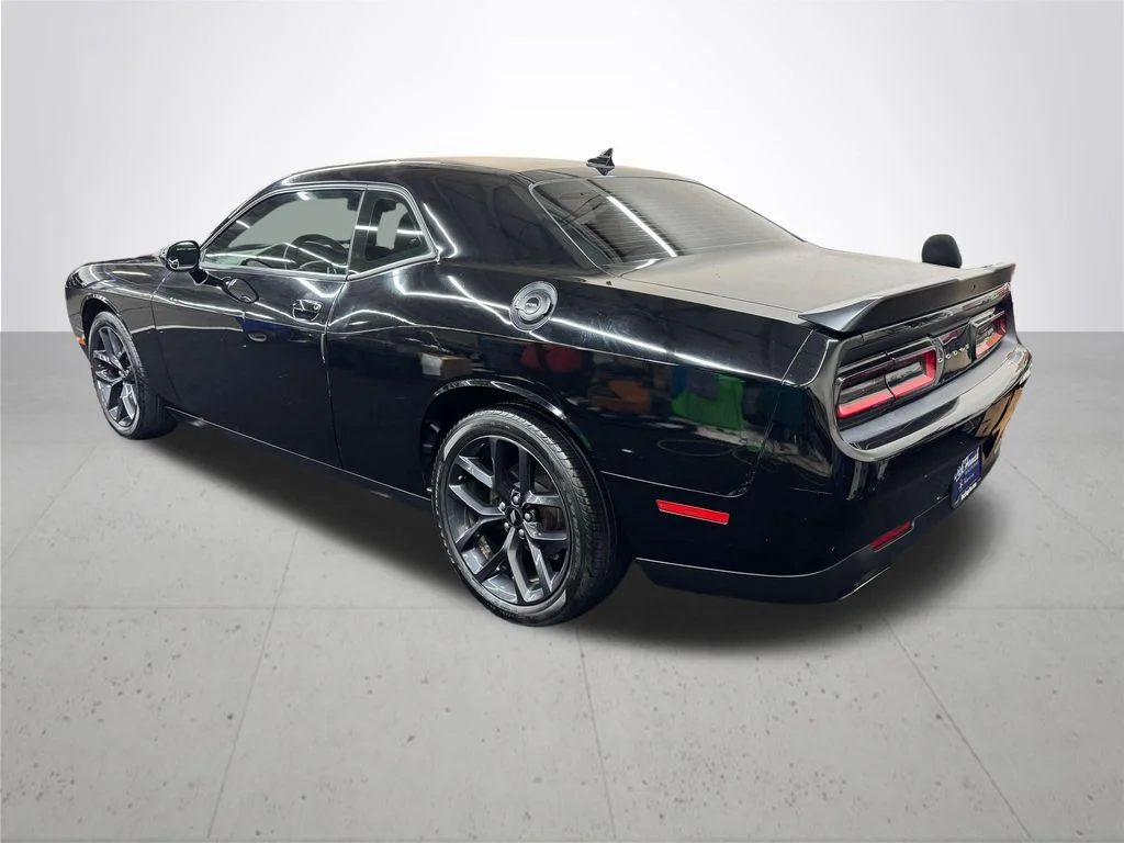 Used 2019 Black Dodge SXT image 4