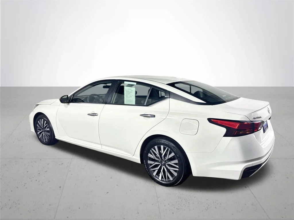 Used 2025 White Nissan 2.5 SV image 8