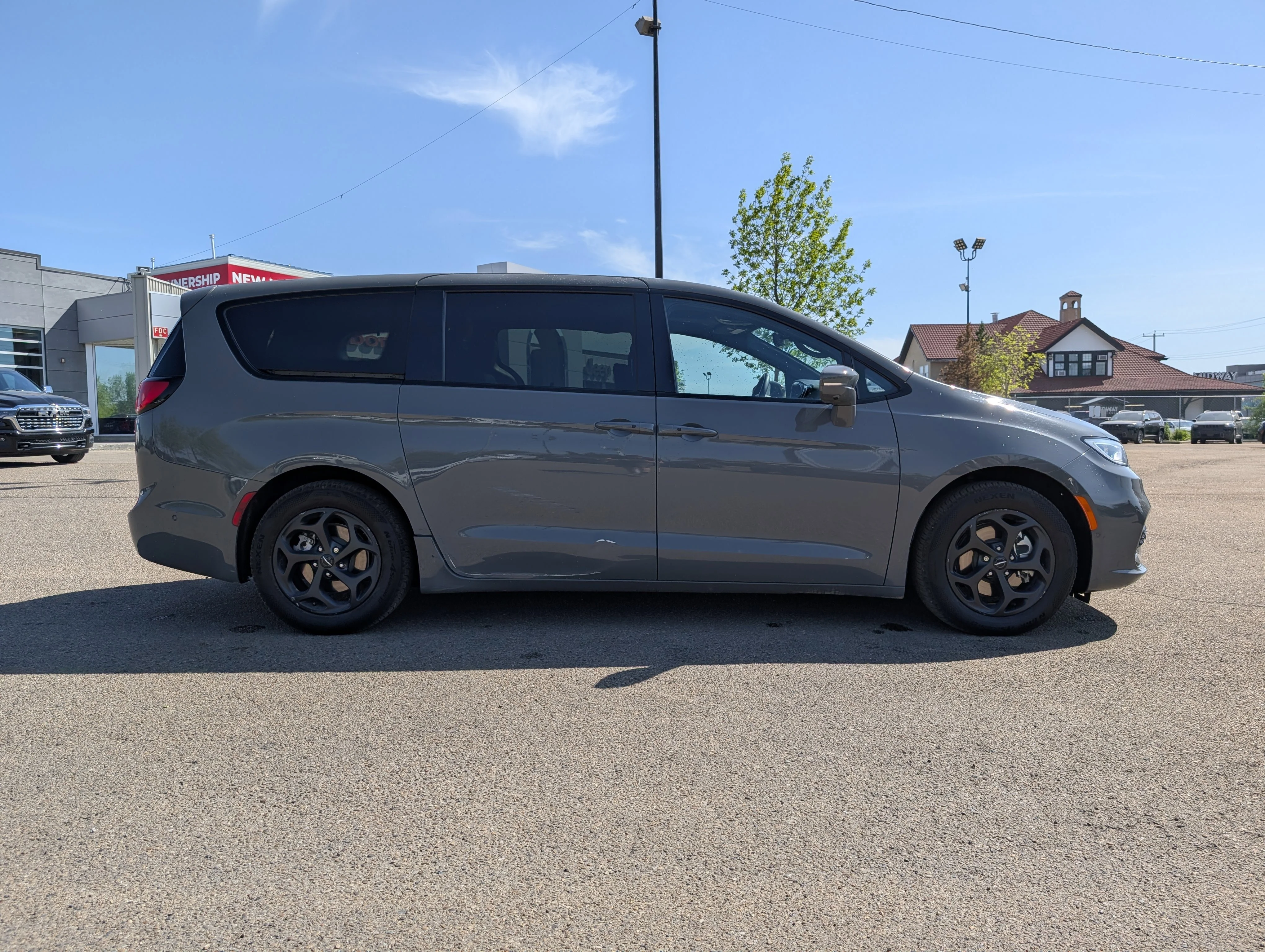 Used 2022 Ceramic Grey Chrysler Limited image 8