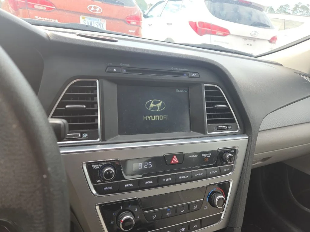 Used 2016 White Hyundai SE image 20