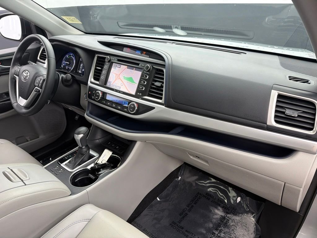 Used 2019 Silver Toyota XLE image 29