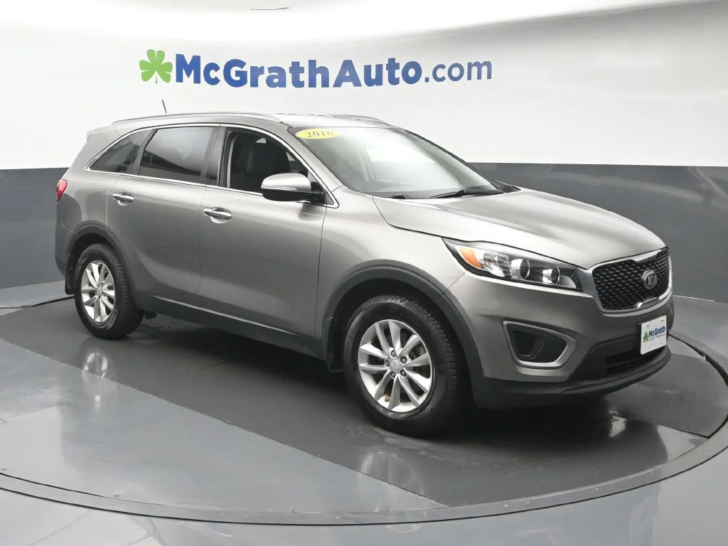 Used 2016 Silver Kia LX image 2