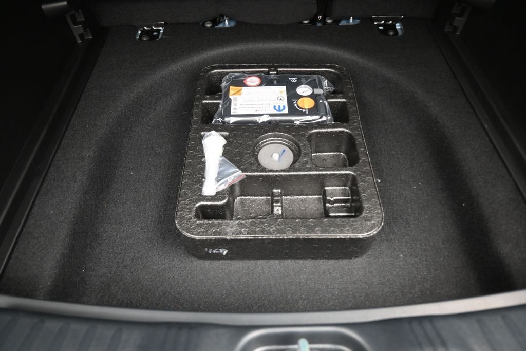 New 2026 Hydro Blue Pearlcoat Jeep Latitude image 10