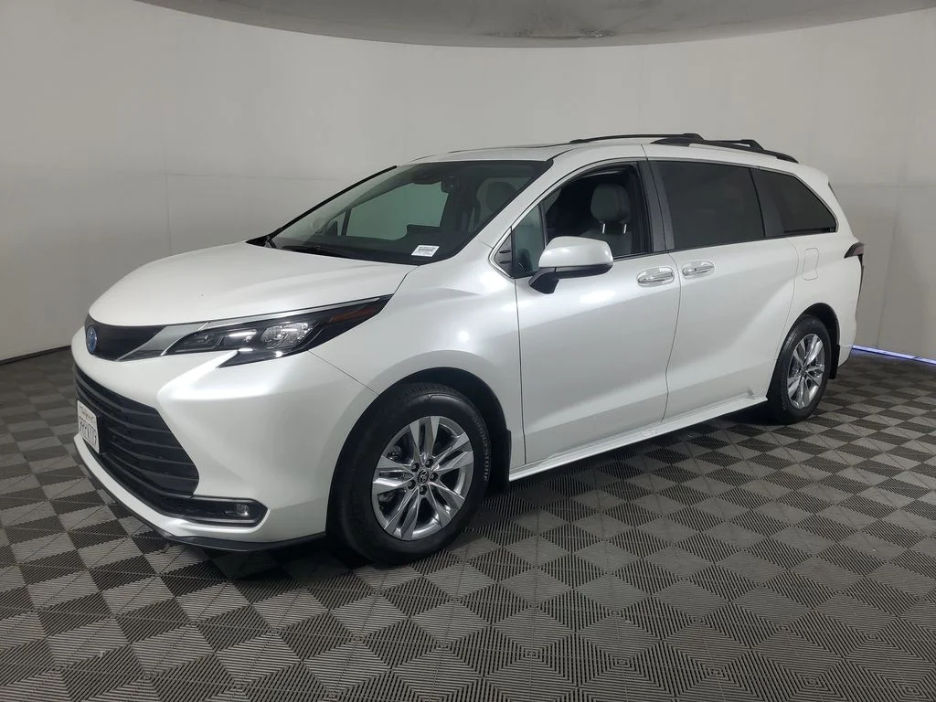 2025 Toyota Sienna XLE - Photo 8