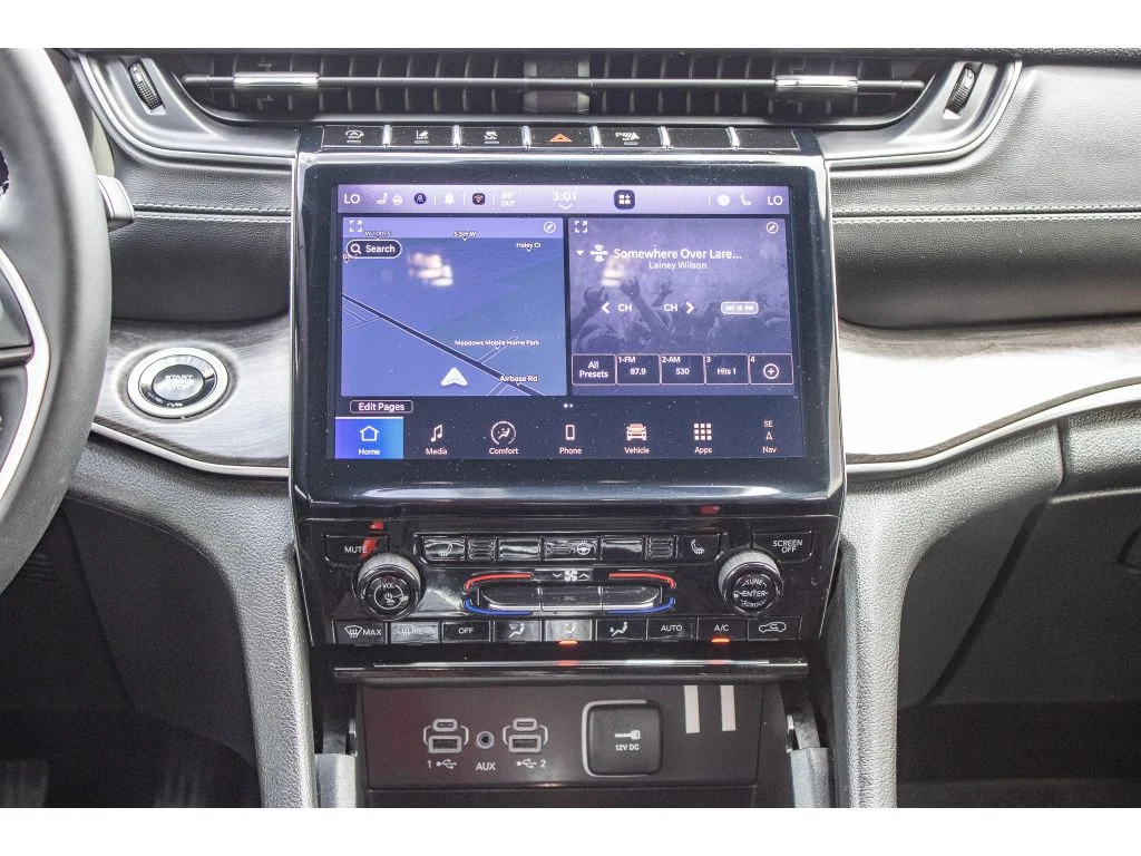 Used 2024 Diamond Black Crystal Pearlcoat Jeep Limited image 27