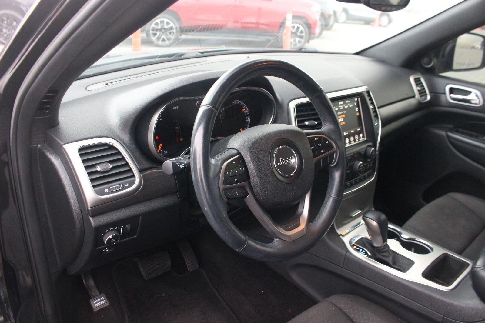 Used 2018  Jeep Laredo E image 14