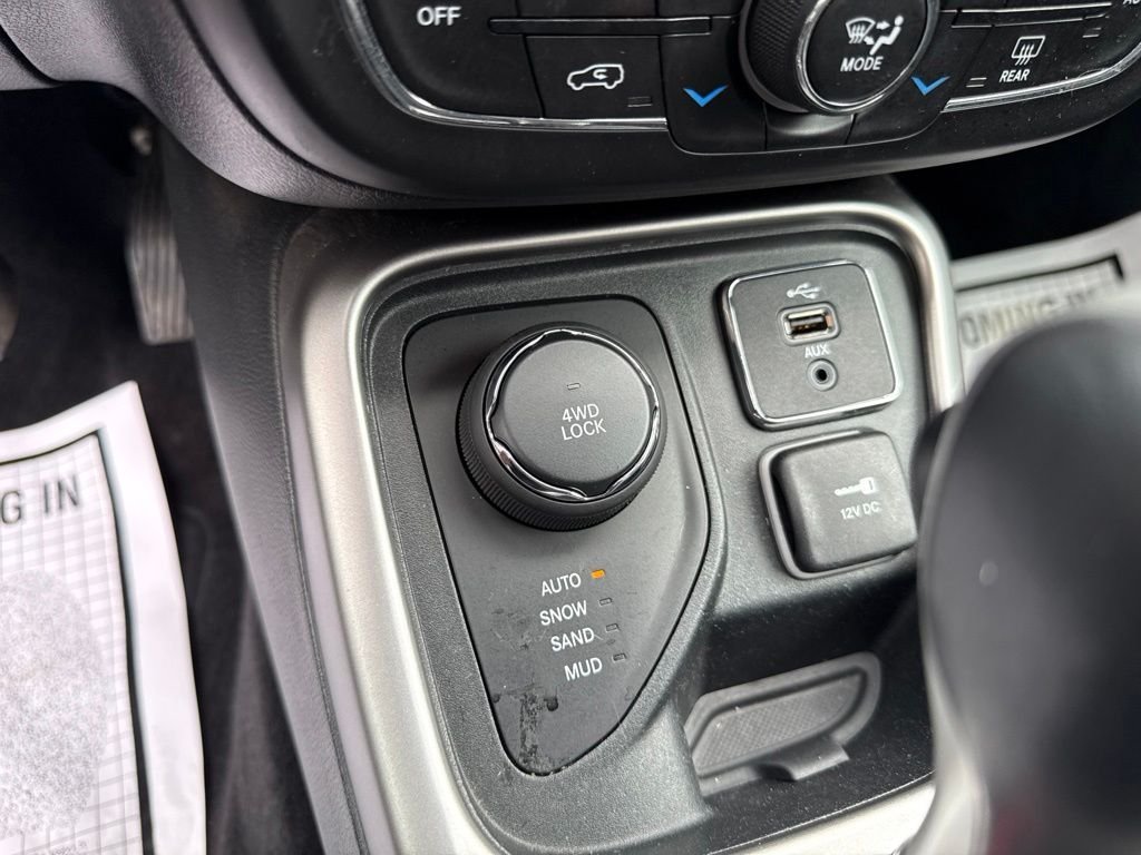 Used 2018 Gray Jeep Latitude image 33