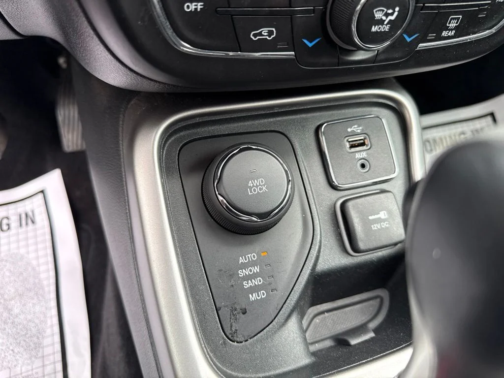 Used 2018 Gray Jeep Latitude image 33