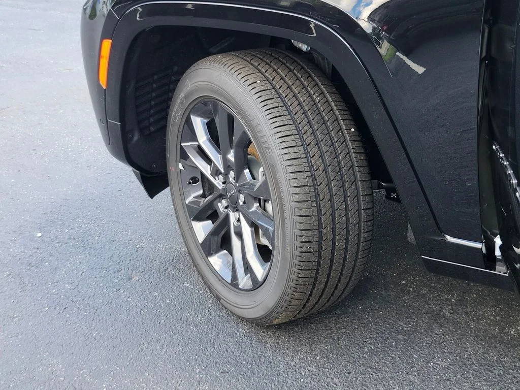 New 2026 Diamond Black Crystal Pearlcoat Jeep Limited Reserve image 35