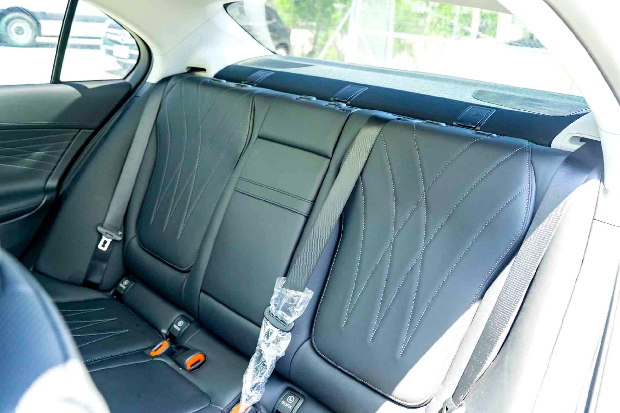 New 2026 MANUFAKTUR Moonlight White Metallic Mercedes-Benz C 300 image 19