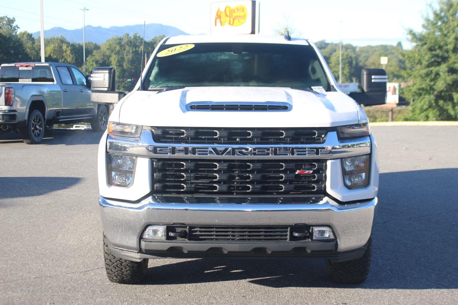 Used 2022 SUMMIT WHITE Chevrolet LT image 2